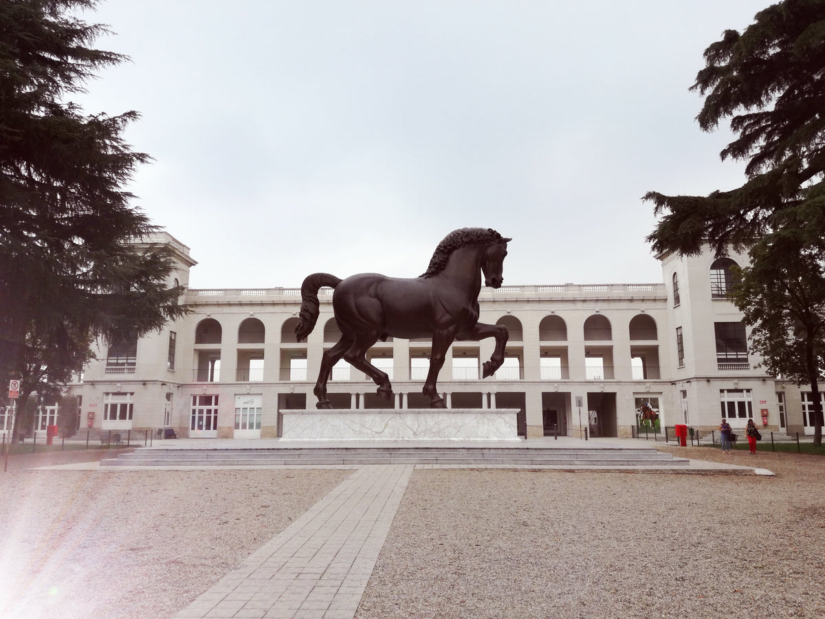 Cheval monumental de Nina Akamu inspiré du projet de Léonard de Vinci à Milan