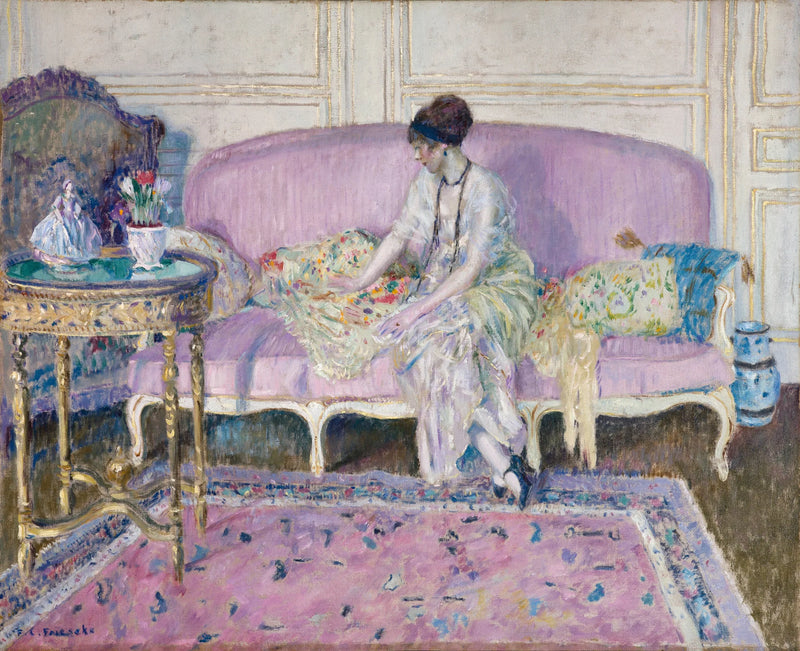 Nainen istuu sohvan päällä sisällä - Frederick Carl Frieseke