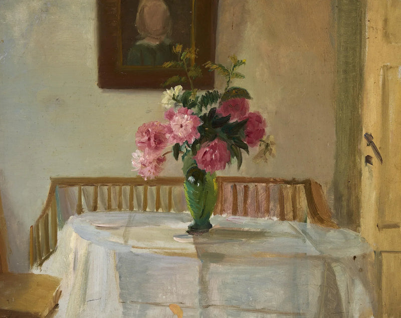 Ancherien talon sisätilat Markvej-kadulla Skagenissa, vaaleanpunaisia ​​krysanteemeja maljakossa pöydällä. - Anna Ancher