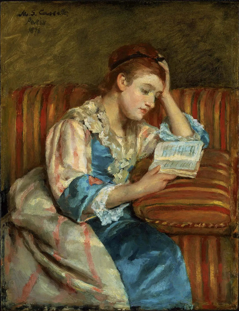 Rouva Duffee striped-sohvalla istumassa lukemassa - Mary Cassatt