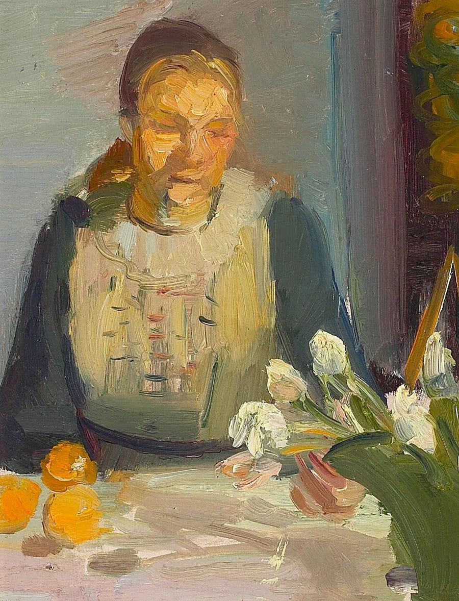 Muotokuva Maren Bremsistä istumassa aurinkoisen pöydän ääressä, jossa on valkoisia ja vaaleanpunaisia ​​tulppaaneja vihreässä maljakossa. - Anna Ancher