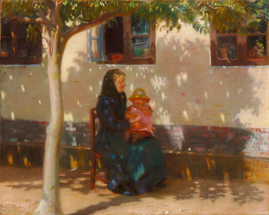 Skagenilainen nainen istuu vauva Helga Ancherin kanssa valkoisen talon edessä. - Anna Ancher